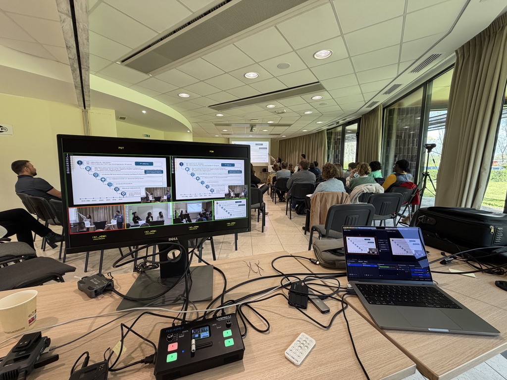 Espace de travail pour la captation multicaméras des tables rondes et de la conférence